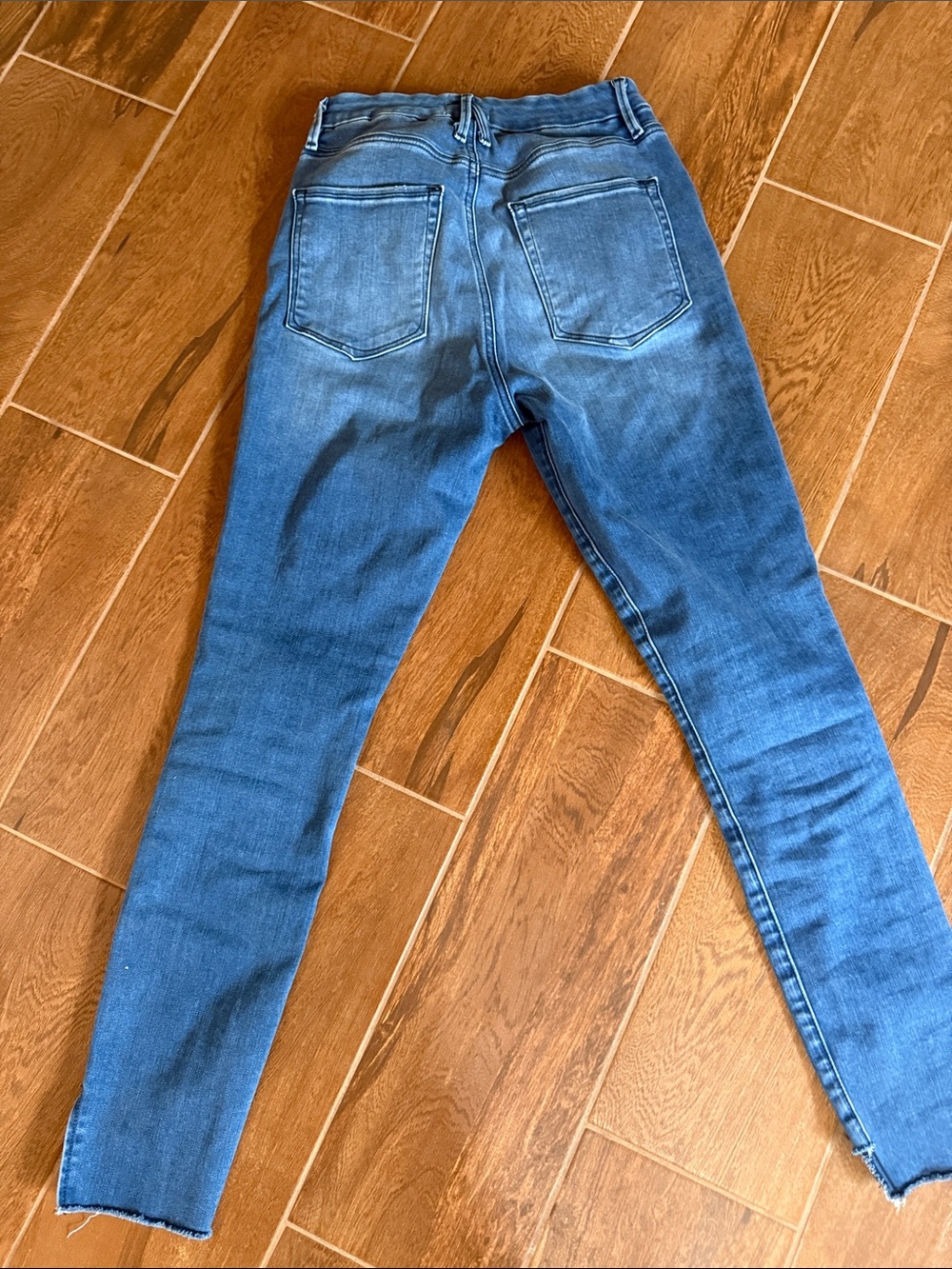 Good American Skinny Ankle Jeans in Faded Blue Wash - Picture 4 of 4